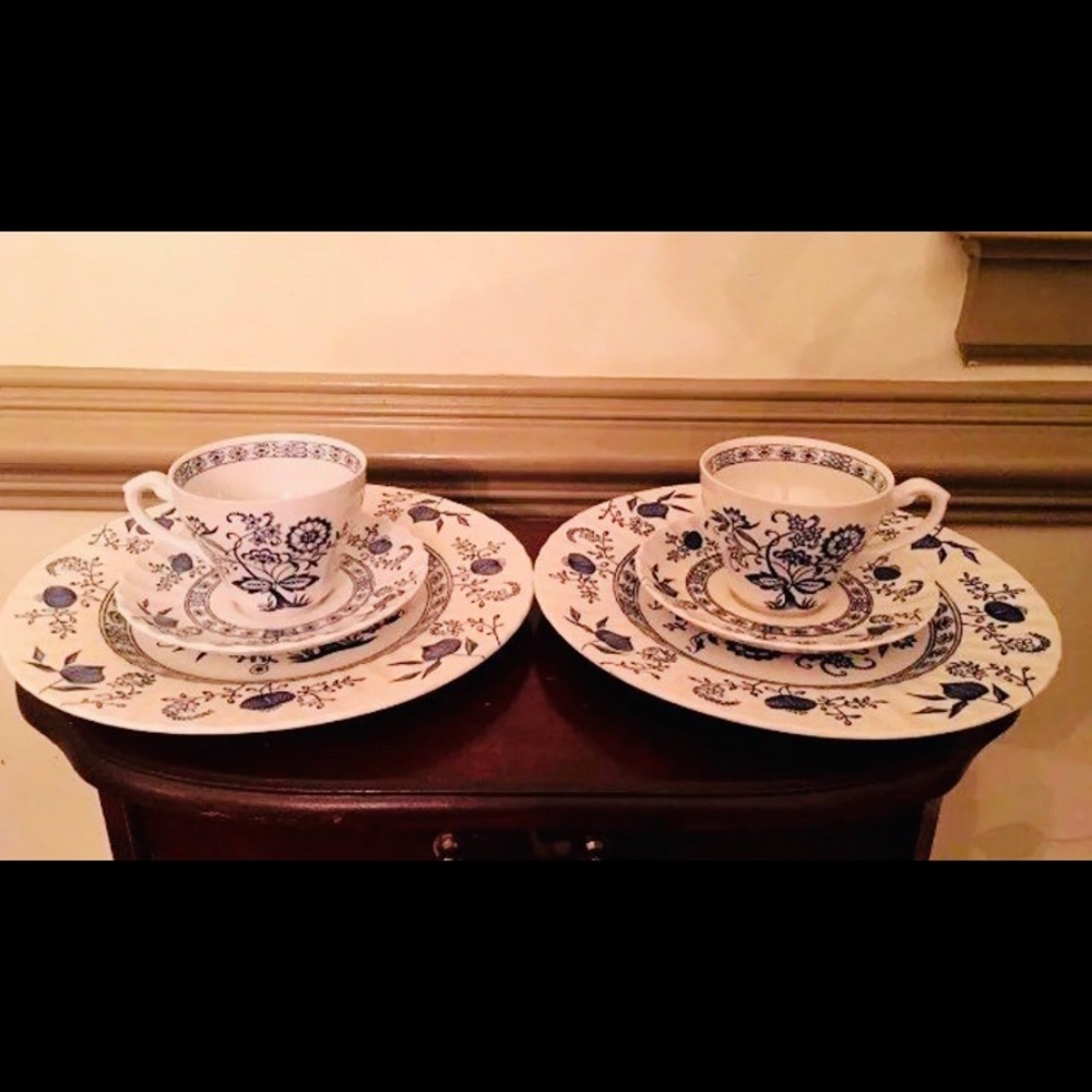Set of 2 Vtg J & G Meakin Plates 2 Cups & Saucers